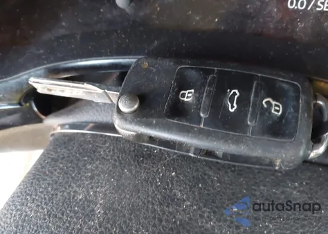 2014 Volkswagen Beetle 1.8T Entry z USA, uszkodzony, nr VIN 3VWF17AT2EM638633